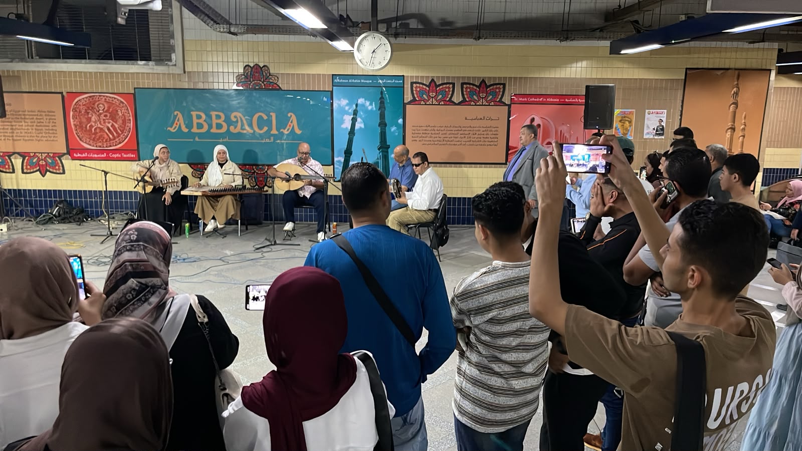 الموسيقى والغناء وأغلفة مجلة أكتوبر يحوّلون محطة العباسية إلى إحتفاء بالفن والهوية الوطنية 