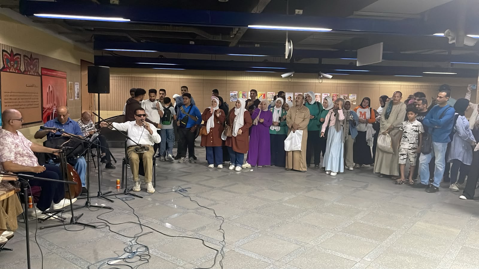 الموسيقى والغناء وأغلفة مجلة أكتوبر يحوّلون محطة العباسية إلى إحتفاء بالفن والهوية الوطنية 