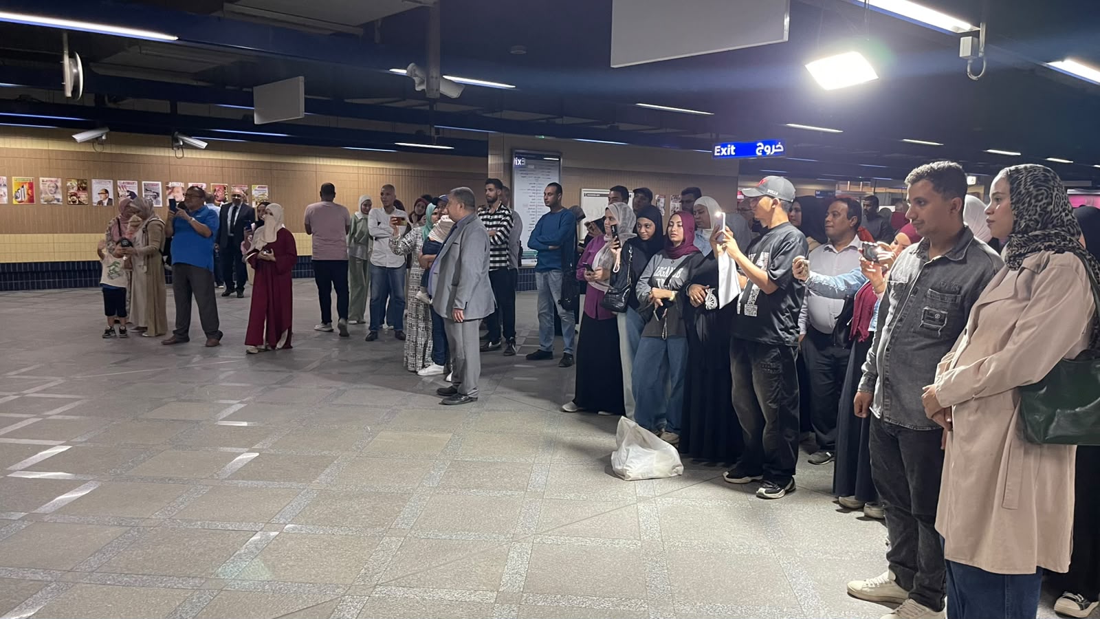 الموسيقى والغناء وأغلفة مجلة أكتوبر يحوّلون محطة العباسية إلى إحتفاء بالفن والهوية الوطنية 