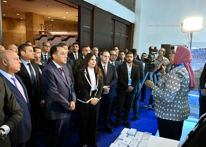 جولة رئيس مجلس الوزراء في عدد من أجنحة الشركات والجهات المُشاركة  