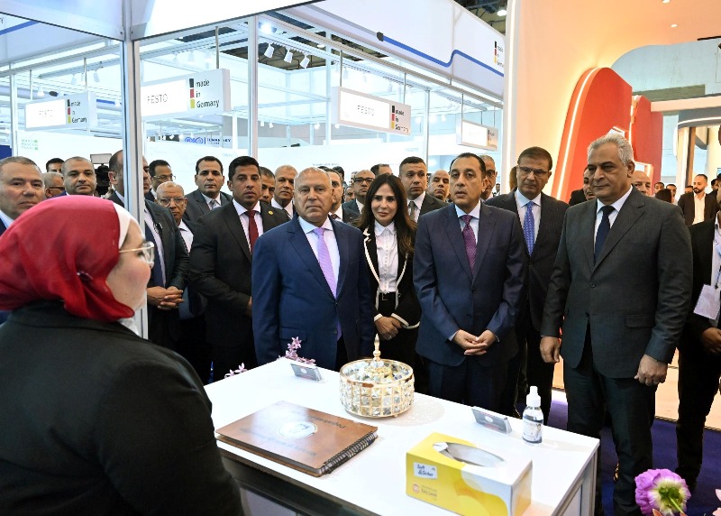 جولة رئيس مجلس الوزراء في عدد من أجنحة الشركات والجهات المُشاركة  