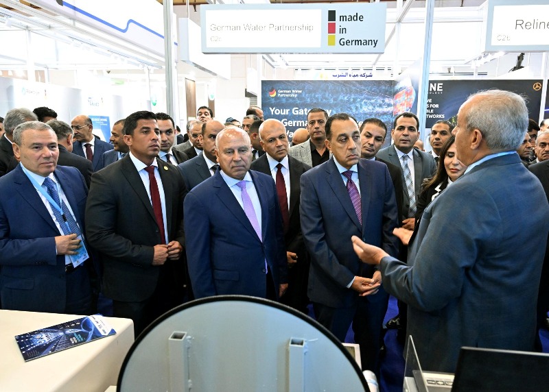جولة رئيس مجلس الوزراء في عدد من أجنحة الشركات والجهات المُشاركة  