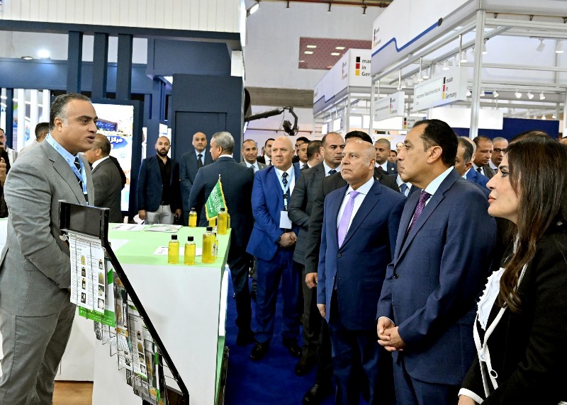 جولة رئيس مجلس الوزراء في عدد من أجنحة الشركات والجهات المُشاركة  