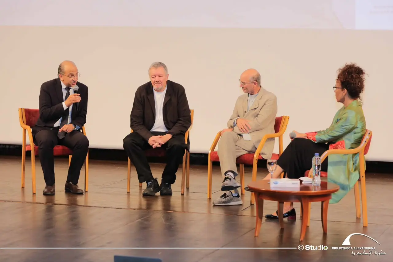 افتتحت مكتبة الإسكندرية السيمبوزيوم الدولي "إعادة التفكير.. إعادة البناء" «Rethinking Rebuilding»، والذي ينظَّمه مركز دراسات الإسكندرية وحضارة البحر المتوسط (AlexMed) بقطاع البحث الأكاديمي بالمكتبة بالتعاون مع مؤسسة سنوهيتا Snøhetta، والسفارة النرويجية بالقاهرة، ومؤسسة Nord، ومؤسسة Human Urbanism، وذلك بحضور الدكتور أحمد زايد؛ مدير مكتبة الإسكندرية، والسفير إريك هوسم؛ سفير مملكة النرويج لدى مصر، والسفير بيتر مولينا؛ سفير مملكة هولندا لدى مصر.