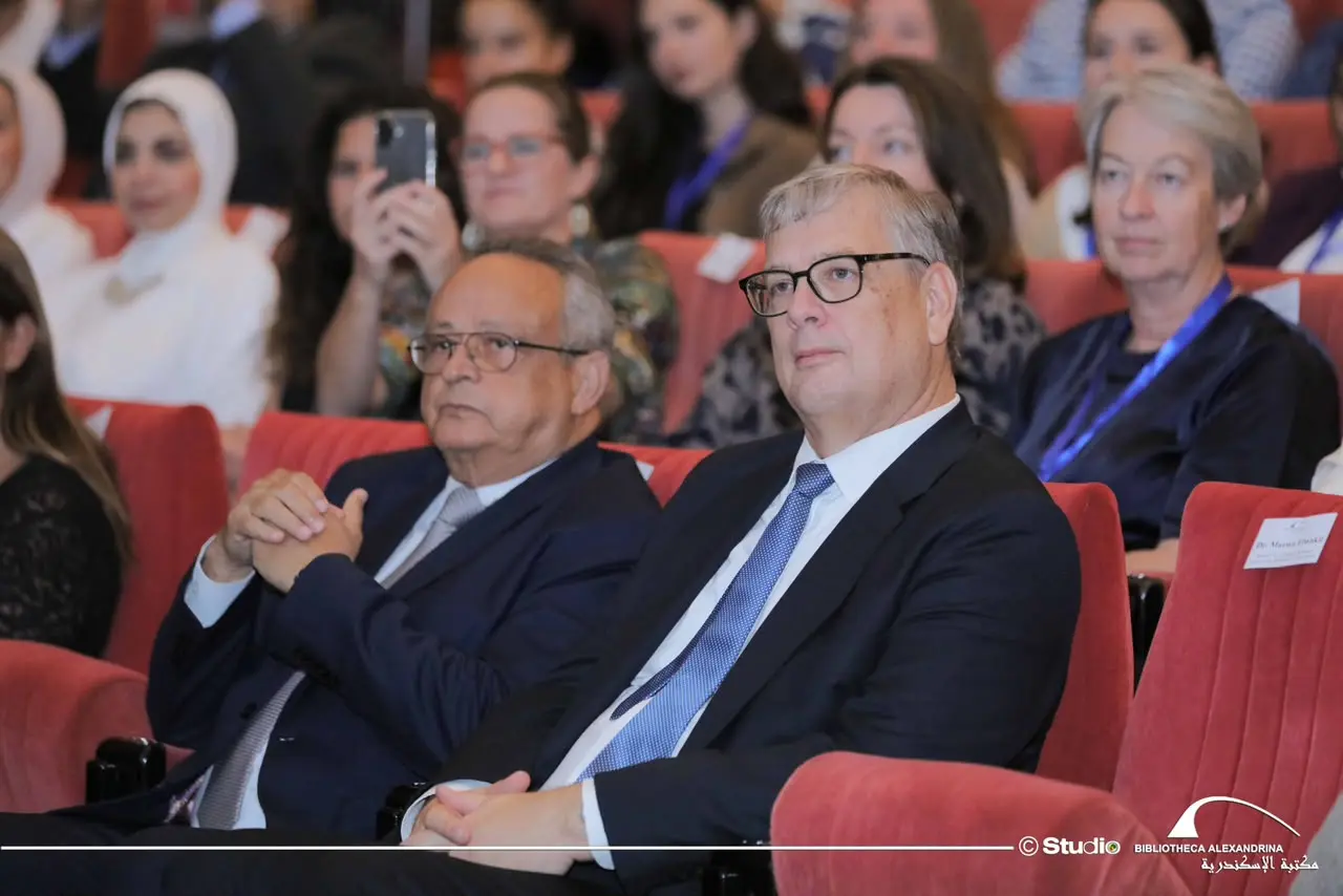 افتتحت مكتبة الإسكندرية السيمبوزيوم الدولي "إعادة التفكير.. إعادة البناء" «Rethinking Rebuilding»، والذي ينظَّمه مركز دراسات الإسكندرية وحضارة البحر المتوسط (AlexMed) بقطاع البحث الأكاديمي بالمكتبة بالتعاون مع مؤسسة سنوهيتا Snøhetta، والسفارة النرويجية بالقاهرة، ومؤسسة Nord، ومؤسسة Human Urbanism، وذلك بحضور الدكتور أحمد زايد؛ مدير مكتبة الإسكندرية، والسفير إريك هوسم؛ سفير مملكة النرويج لدى مصر، والسفير بيتر مولينا؛ سفير مملكة هولندا لدى مصر.
