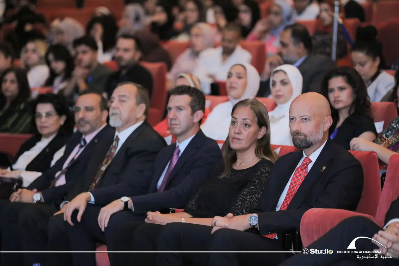 افتتحت مكتبة الإسكندرية السيمبوزيوم الدولي "إعادة التفكير.. إعادة البناء" «Rethinking Rebuilding»، والذي ينظَّمه مركز دراسات الإسكندرية وحضارة البحر المتوسط (AlexMed) بقطاع البحث الأكاديمي بالمكتبة بالتعاون مع مؤسسة سنوهيتا Snøhetta، والسفارة النرويجية بالقاهرة، ومؤسسة Nord، ومؤسسة Human Urbanism، وذلك بحضور الدكتور أحمد زايد؛ مدير مكتبة الإسكندرية، والسفير إريك هوسم؛ سفير مملكة النرويج لدى مصر، والسفير بيتر مولينا؛ سفير مملكة هولندا لدى مصر.