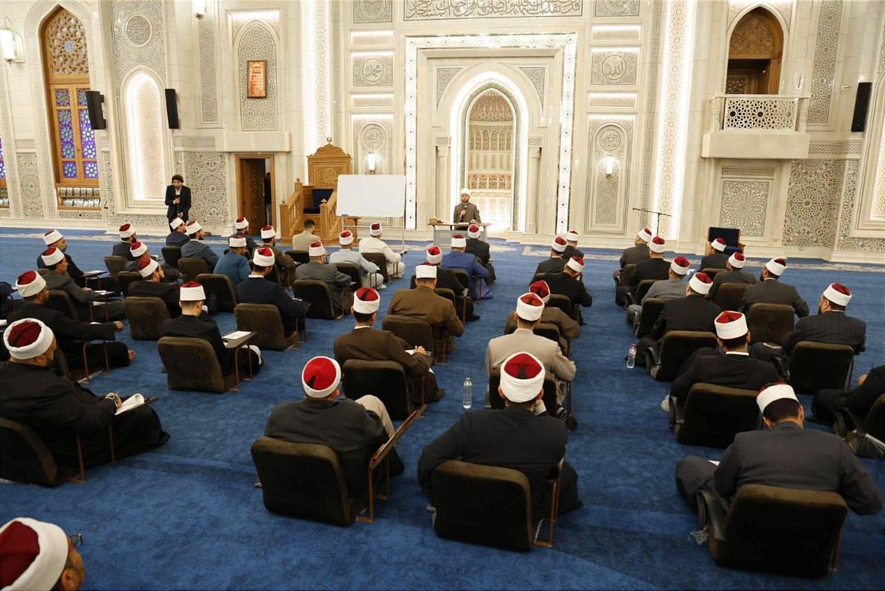 فعاليات الدورة التدريبية أصول الفكر المعتدل وتحسين الأداء اللغوي