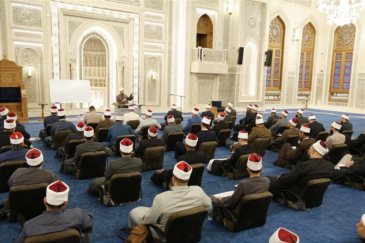 فعاليات الدورة التدريبية أصول الفكر المعتدل وتحسين الأداء اللغوي