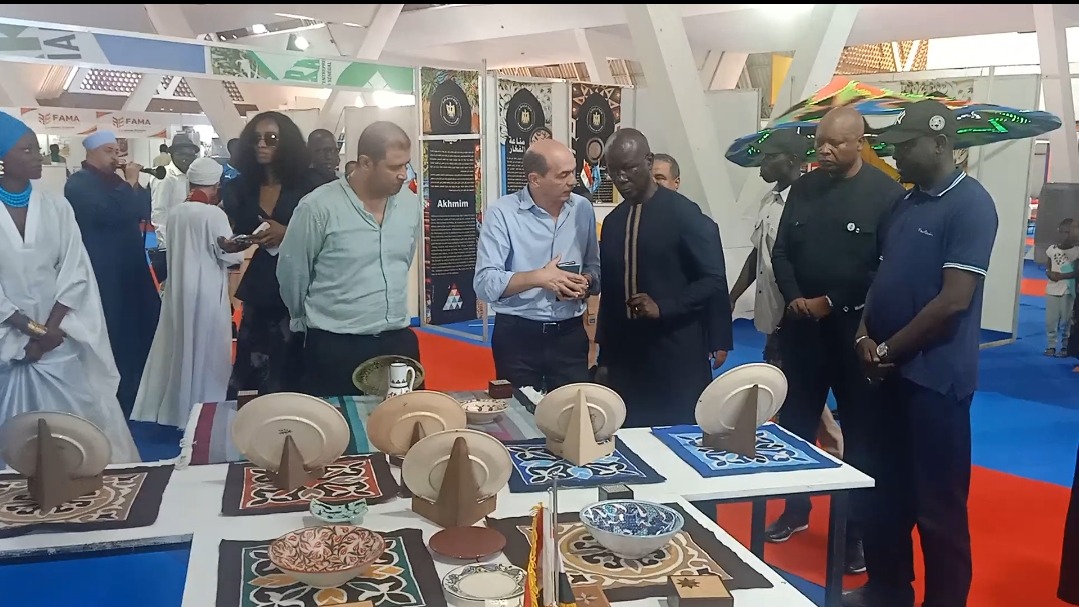 وزير الاتصالات السنغالى يتفقد الجناح المصرى بمعرض داكار الدولى للكتاب