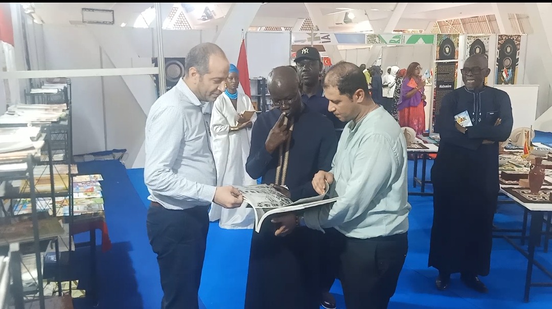 وزير الاتصالات السنغالى يتفقد الجناح المصرى بمعرض داكار الدولى للكتاب