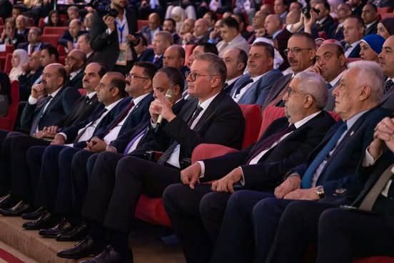 وزير البترول خلال حوار مع مجموعة من طلاب هندسة البترول والجيولوجيا في مؤتمر البحر المتوسط بالإسكندري