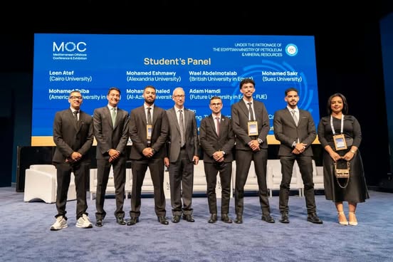 وزير البترول خلال حوار مع مجموعة من طلاب هندسة البترول والجيولوجيا في مؤتمر البحر المتوسط بالإسكندري