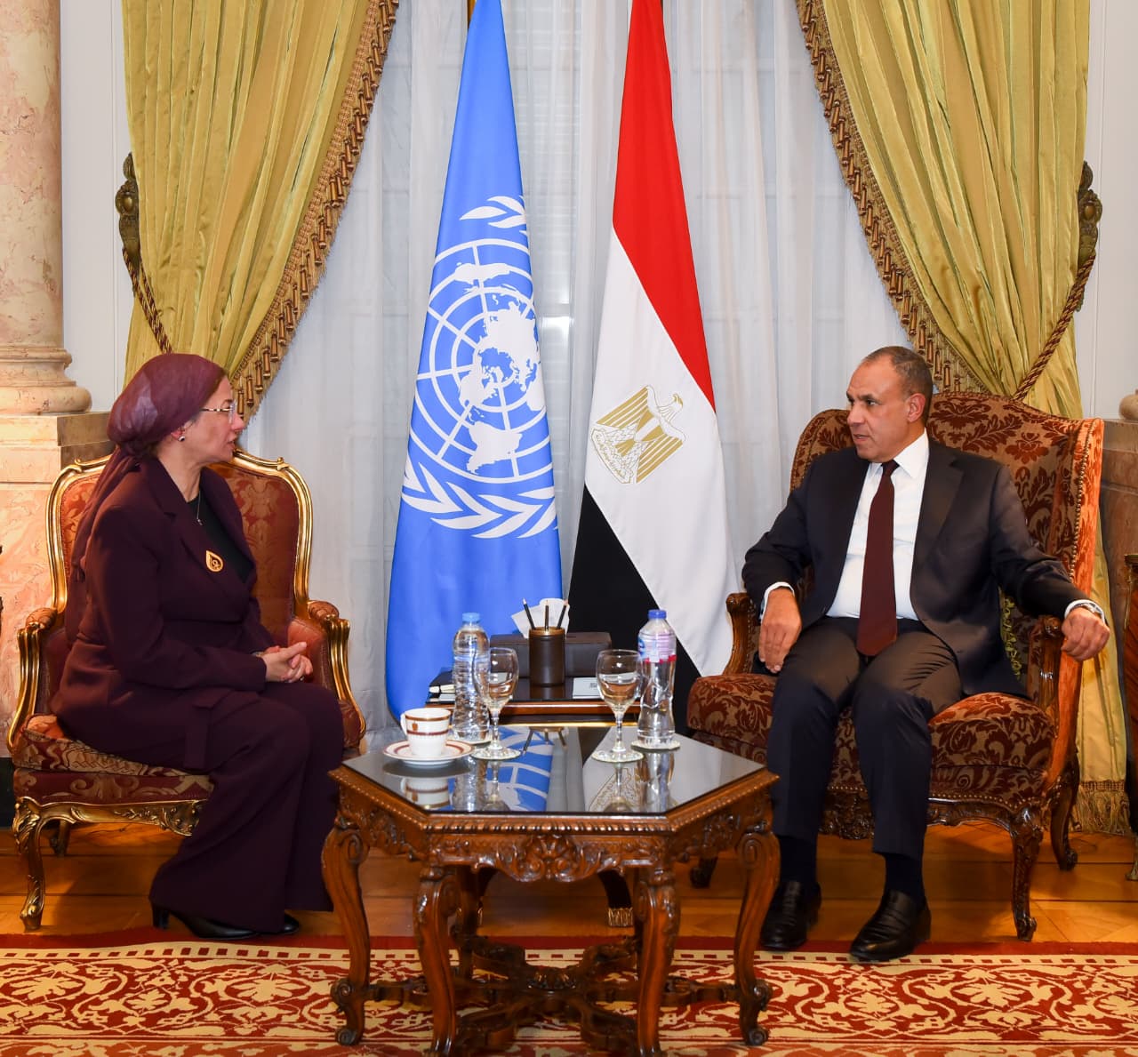 د. بدر عبد العاطي وزير الخارجية والدكتورة ياسمين فؤاد السكرتير التنفيذي لاتفاقية الأمم المتحدة 