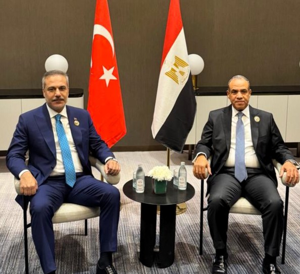 وزير الخارجية يلتقي نظيره التركي