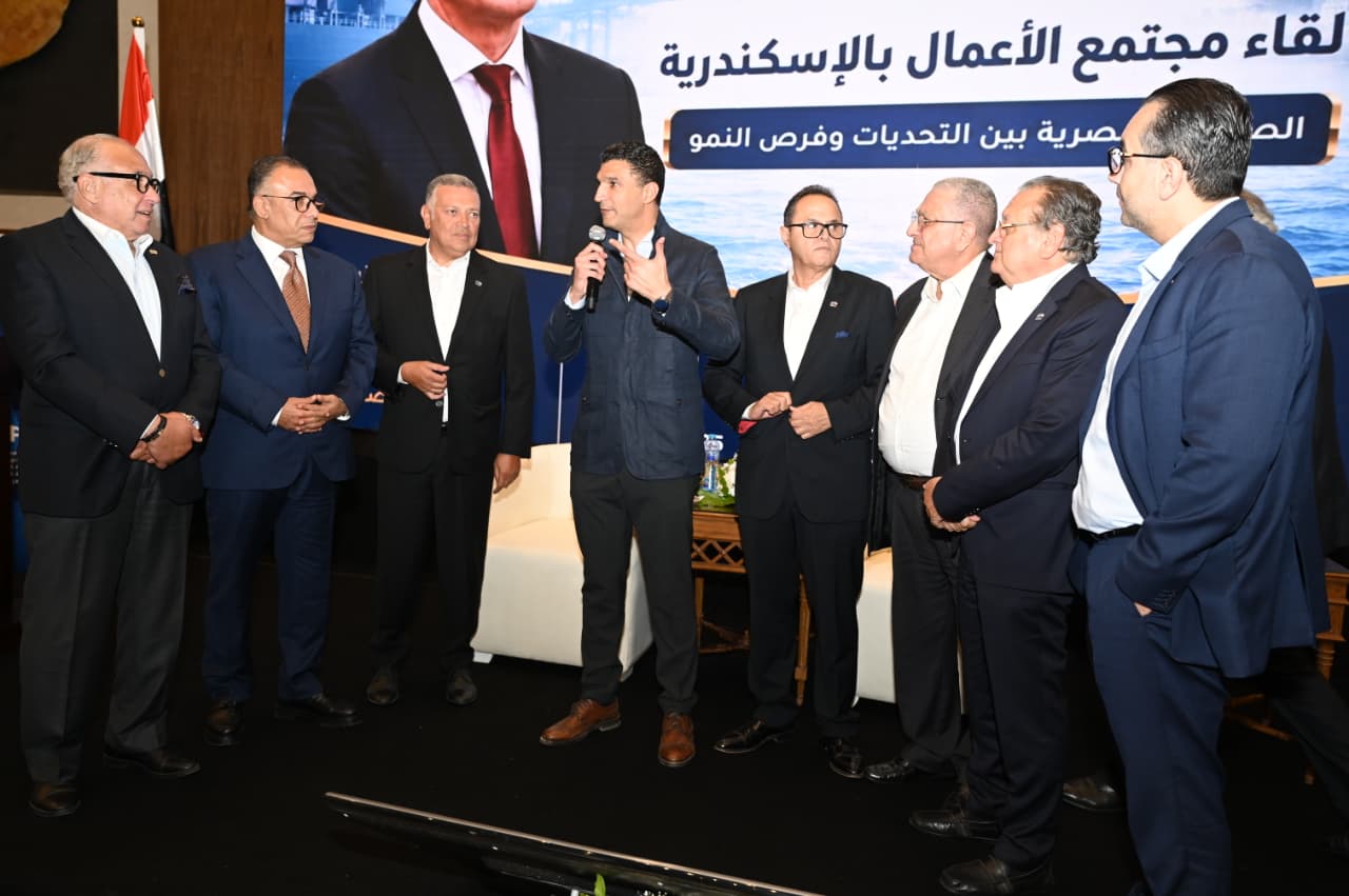 جانب من لقاء وزير الصناعة مع عدد من رجال الأعمال بالإسكندرية