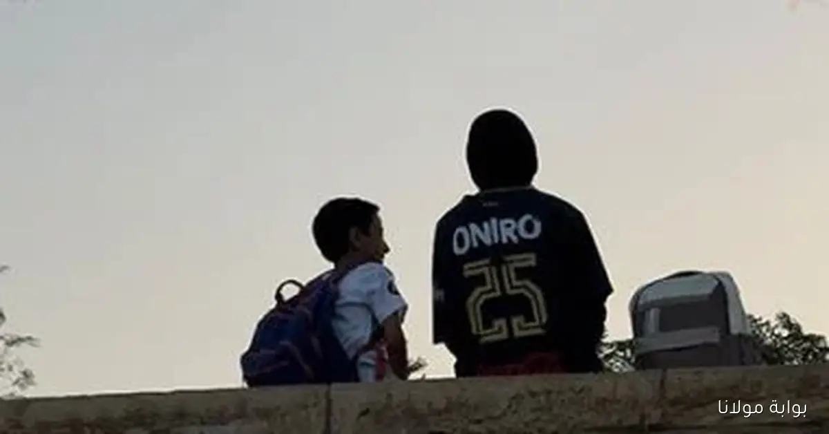 أخ وأخته يحضران مباراة القمة بلمسة طفولية بحقيبة المدرسة