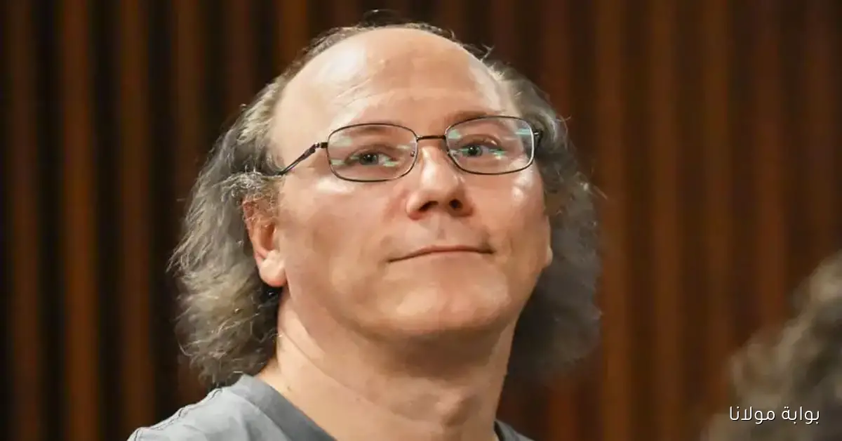 اعتراف مروع على الهواء: شاب يكشف عن جريمته في قتل والديه والشرطة تترصده خلف الكواليس