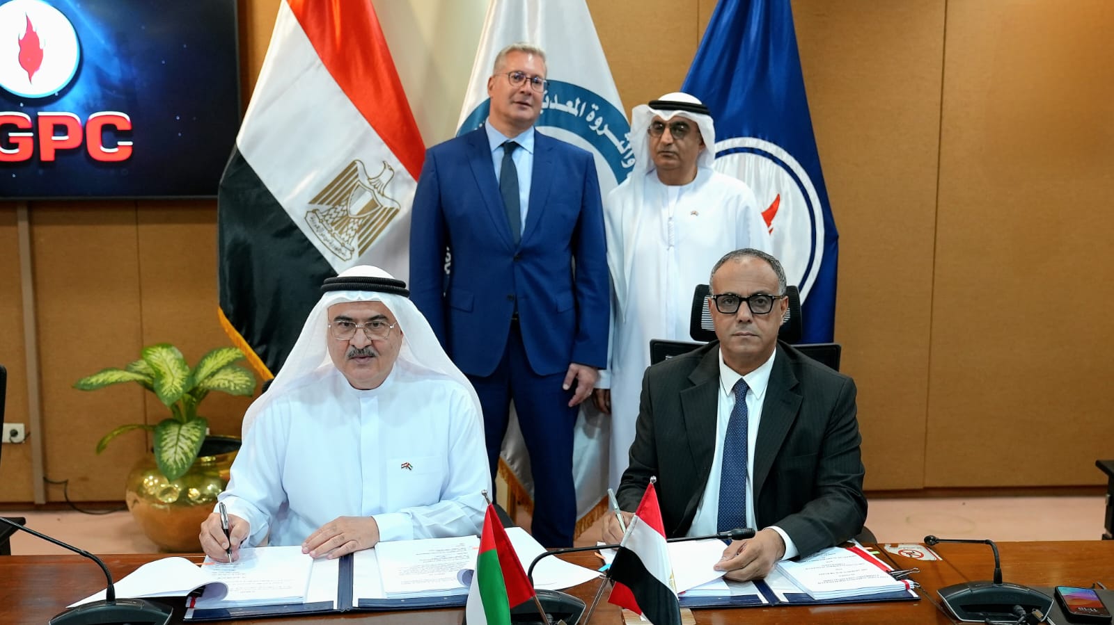 توقيع الاتفاقيات البترولية توقيع الاتفاقيات البترولية