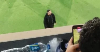 حمزة علاء يشجع الأهلي في مواجهة الزمالك في قمة الكرة المصرية من الملعب