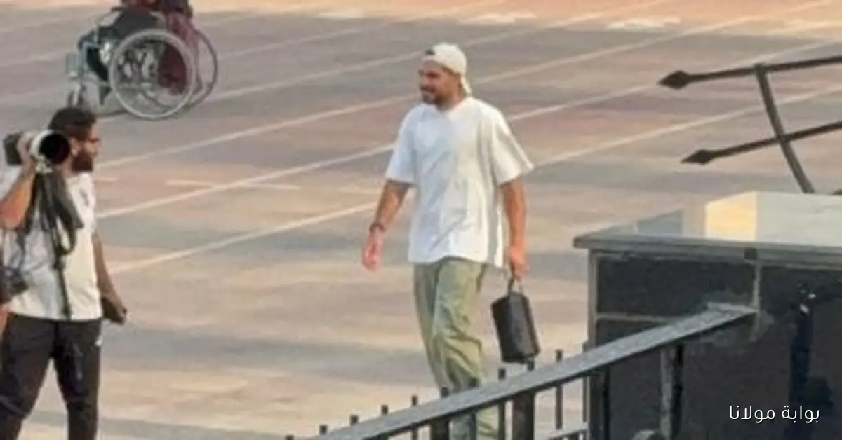 حمزة علاء يعود للأهلي ويقدم الدعم لزملائه في مواجهة حرس الحدود – فيديو