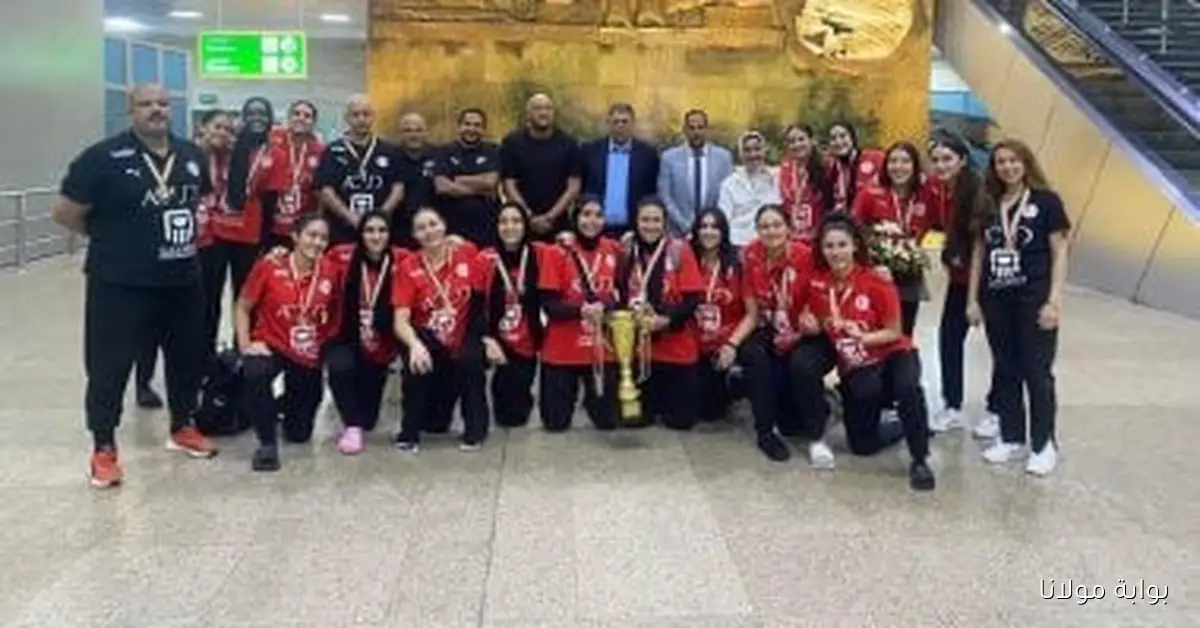 خالد فتحي يرحب بشابات اليد بطلات أفريقيا في المطار