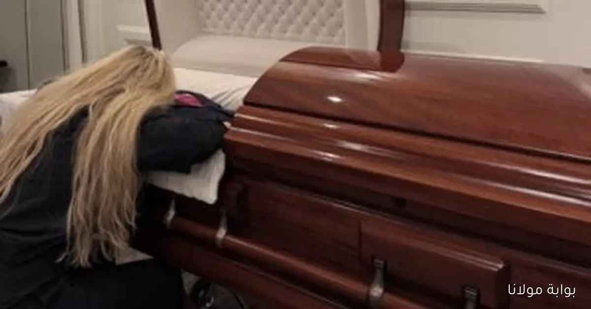 زوجة تشارلى كيرك تشارك فيديو مؤثر لجثمانه أثناء صلاتها وبكائها: “أنا أحبك”