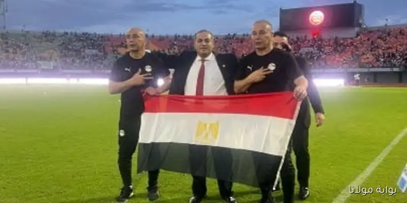 سفير مصر في بوركينا فاسو يهنئ المنتخب ويلتقط صوراً تذكارية مع التوأم