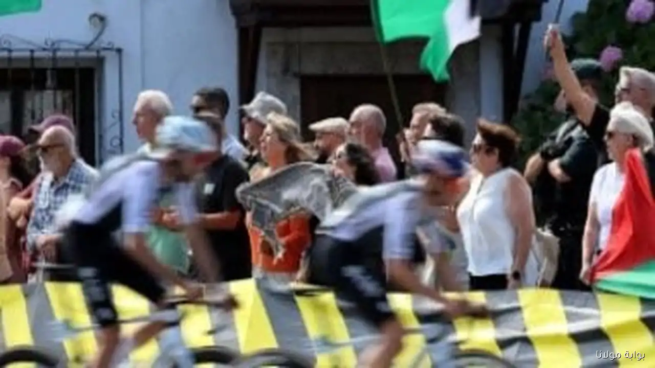 غضب الإسبان من حرب غزة يدفع فريقًا إسرائيليًا لتغيير ملابسه في سباق دراجات