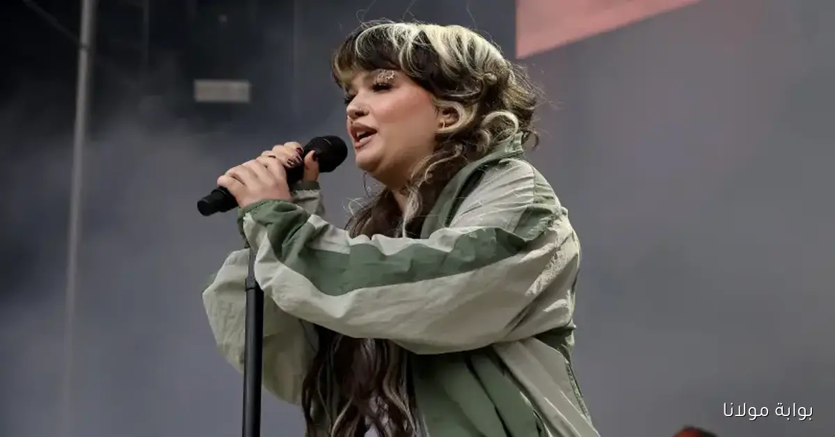 لحظة مؤثرة تترك الجمهور في حالة من الدهشة.. مغنية شهيرة تتأثر بشدة على المسرح