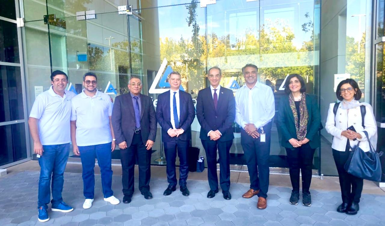 وزير الاتصالات خلال لقائه شركات أمريكية