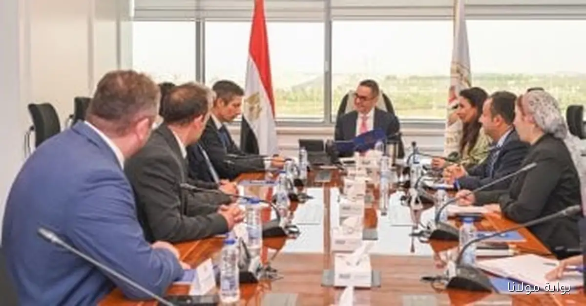 وزير الاستثمار يستكشف فرص تعزيز الاقتصاد الأخضر والاستدامة البيئية للدولة
