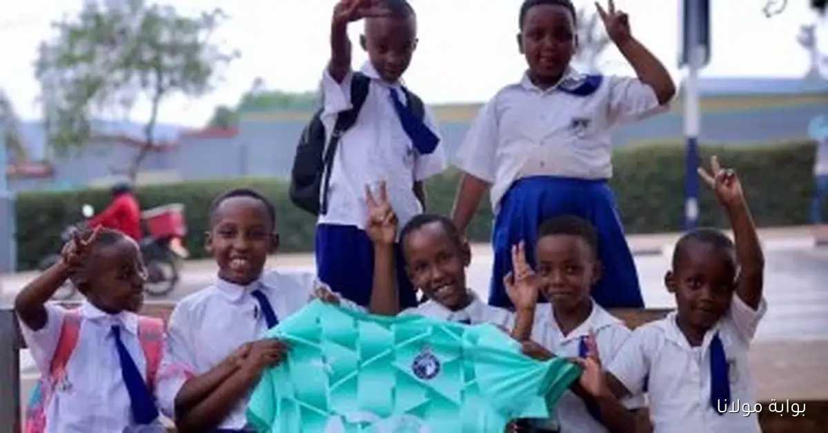 أطفال رواندا يتألقون بقميص بيراميدز قبل مواجهة الجيش في لحظات مميزة