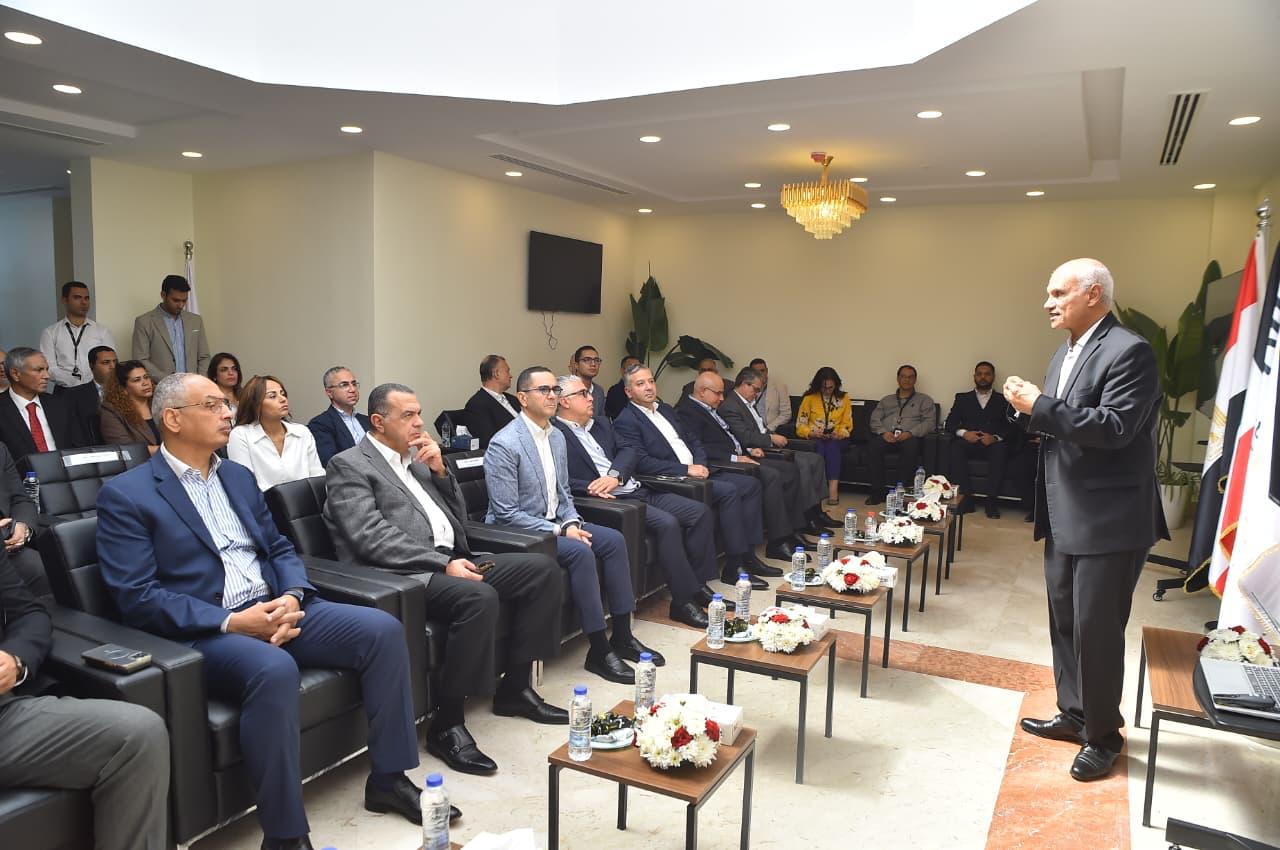 وزير الاستثمار والتجارة الخارجية يتفقد المركز اللوجستي الجمركي للمنطقة الاقتصادية لقناة السويس وزير الاستثمار والتجارة الخارجية يتفقد المركز اللوجستي الجمركي للمنطقة الاقتصادية لقناة السويس