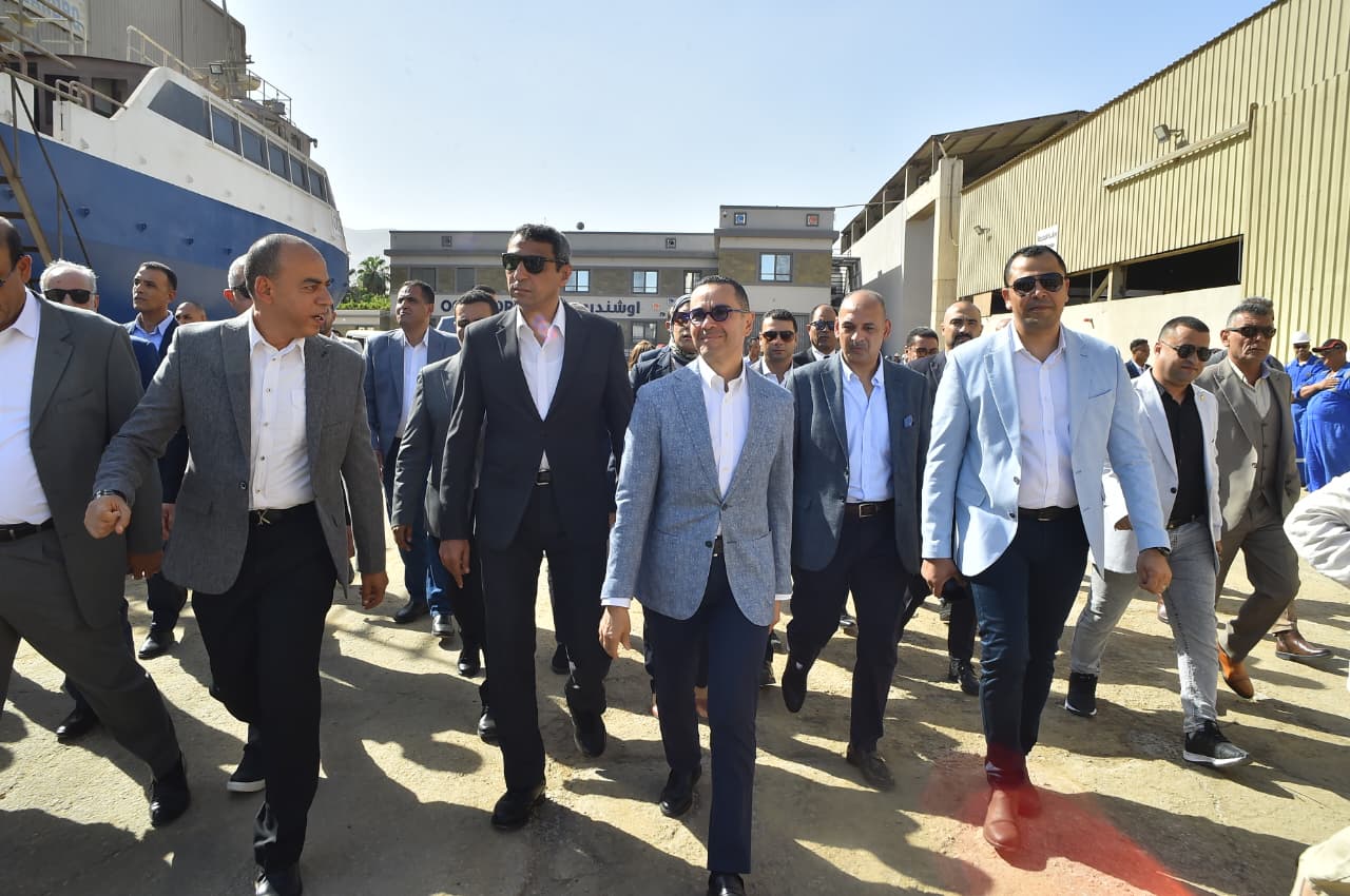 وزير الاستثمار والتجارة الخارجية ومحافظ السويس يتفقدان المنطقة الحرة بعتاقة والأدبية بالسويس الجديدة (3) وزير الاستثمار والتجارة الخارجية ومحافظ السويس يتفقدان المنطقة الحرة بعتاقة والأدبية بالسويس الجديدة (3)