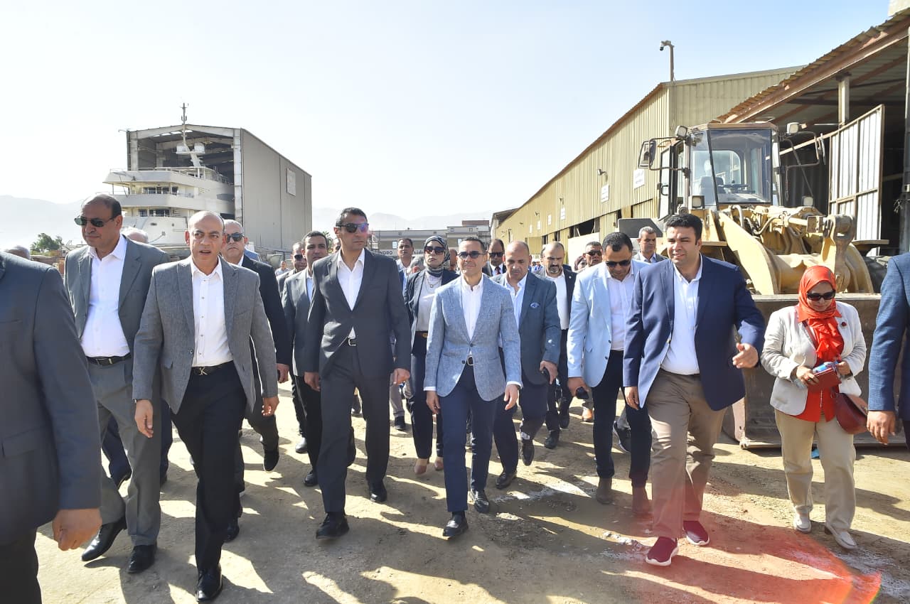 وزير الاستثمار والتجارة الخارجية ومحافظ السويس يتفقدان المنطقة الحرة بعتاقة والأدبية بالسويس الجديدة (2) وزير الاستثمار والتجارة الخارجية ومحافظ السويس يتفقدان المنطقة الحرة بعتاقة والأدبية بالسويس الجديدة (2)