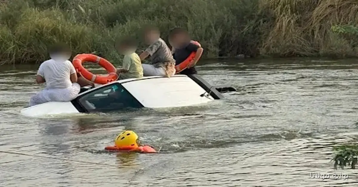 إنقاذ بطولي في القنفذة: الدفاع المدني يحرر 5 أشخاص من مركبة جرفها السيل