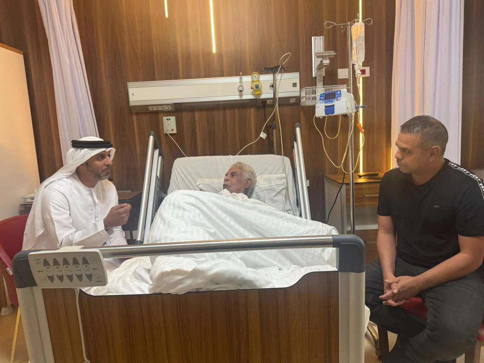 سفير الإمارات يطمئن على صحة كابتن حسن شحاته سفير الإمارات يطمئن على صحة كابتن حسن شحاته