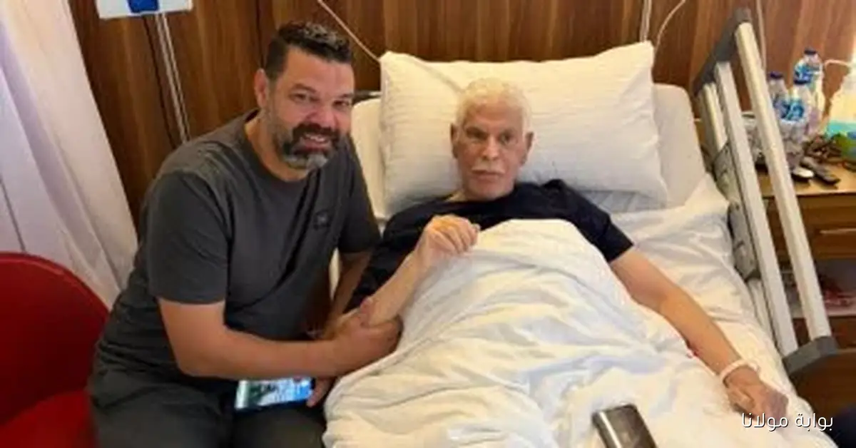 عبد الظاهر السقا يطمئن على صحة حسن شحاته خلال زيارته له في المستشفى