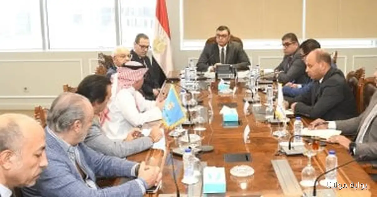 تعزيز التعاون بين وزير الإسكان ورئيس المنظمة العربية للسياحة لتحقيق التنمية المستدامة