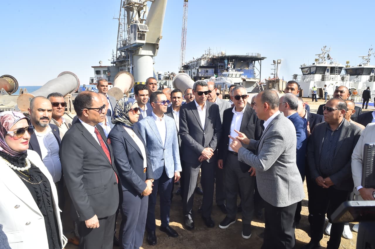 وزير الاستثمار والتجارة الخارجية ومحافظ السويس يتفقدان المنطقة الحرة بعتاقة والأدبية بالسويس الجديدة (1) وزير الاستثمار والتجارة الخارجية ومحافظ السويس يتفقدان المنطقة الحرة بعتاقة والأدبية بالسويس الجديدة (1)