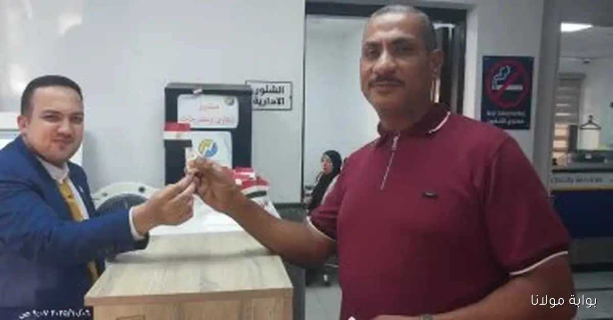 خدمة عملاء كهرباء “القناة” تحتفل بنصر أكتوبر وتستقبل المواطنين بالورود