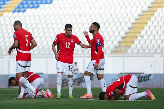 احتفال لاعبي المنتخب وسجدة شكر لله احتفال لاعبي المنتخب وسجدة شكر لله