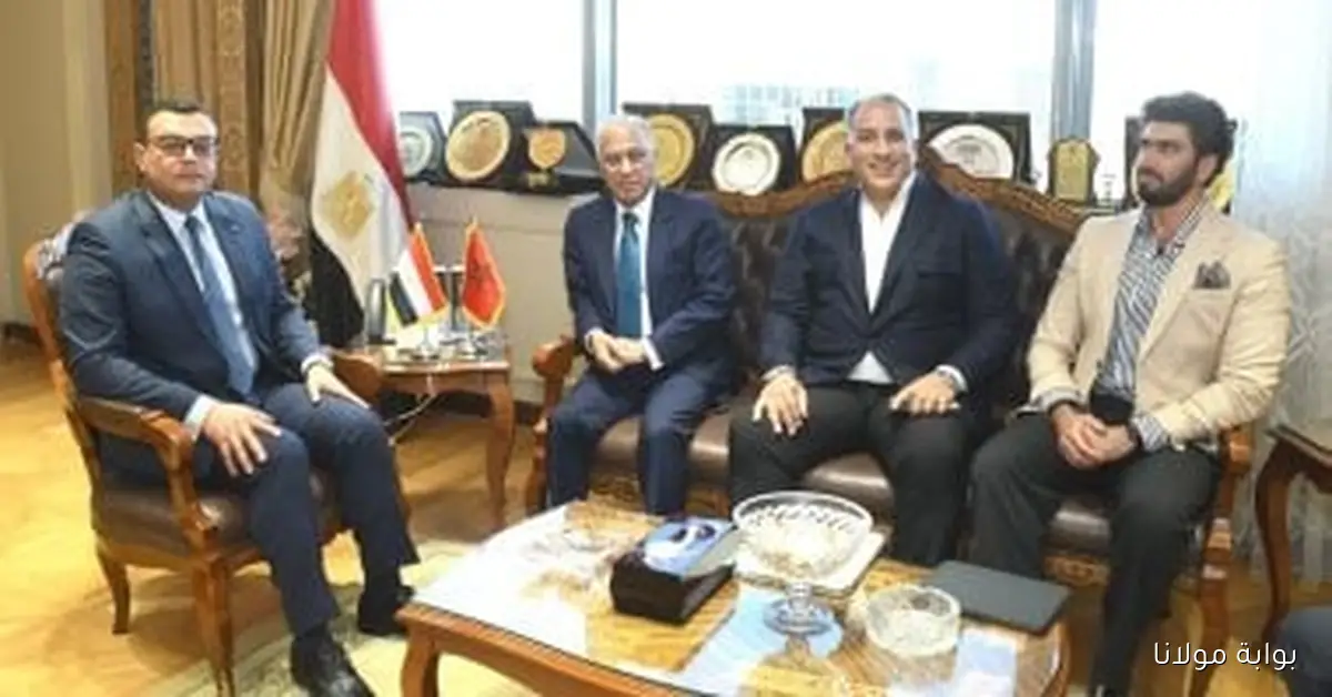 وزير الإسكان يتبادل الأفكار مع السفير المغربي لتعزيز التعاون المشترك