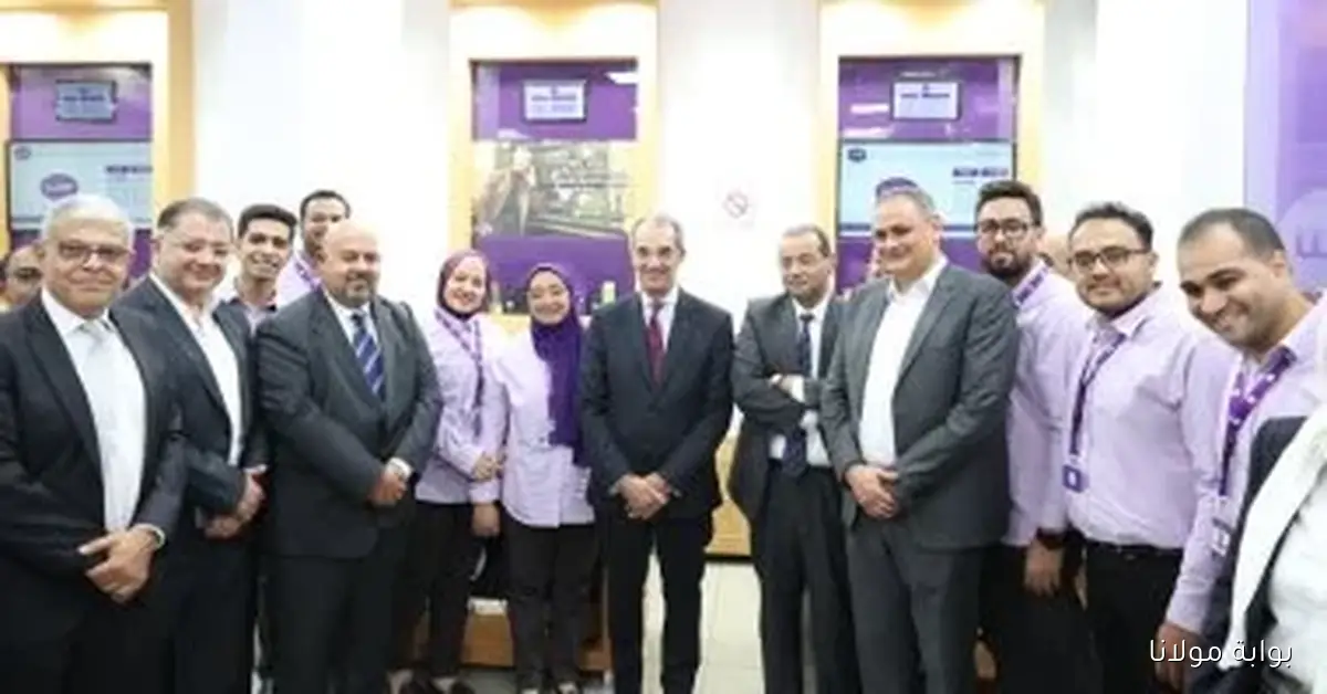 وزير الاتصالات يقوم بجولة في مدرسة WE للتكنولوجيا التطبيقية ومكاتب الخدمات البريدية والحكومية في قنا