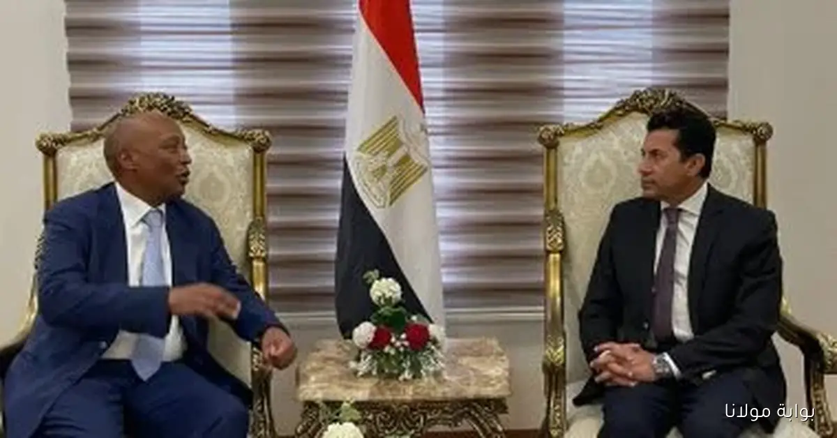 وزير الرياضة يعقد اجتماعًا مهمًا مع رئيس الاتحاد الأفريقي لكرة القدم