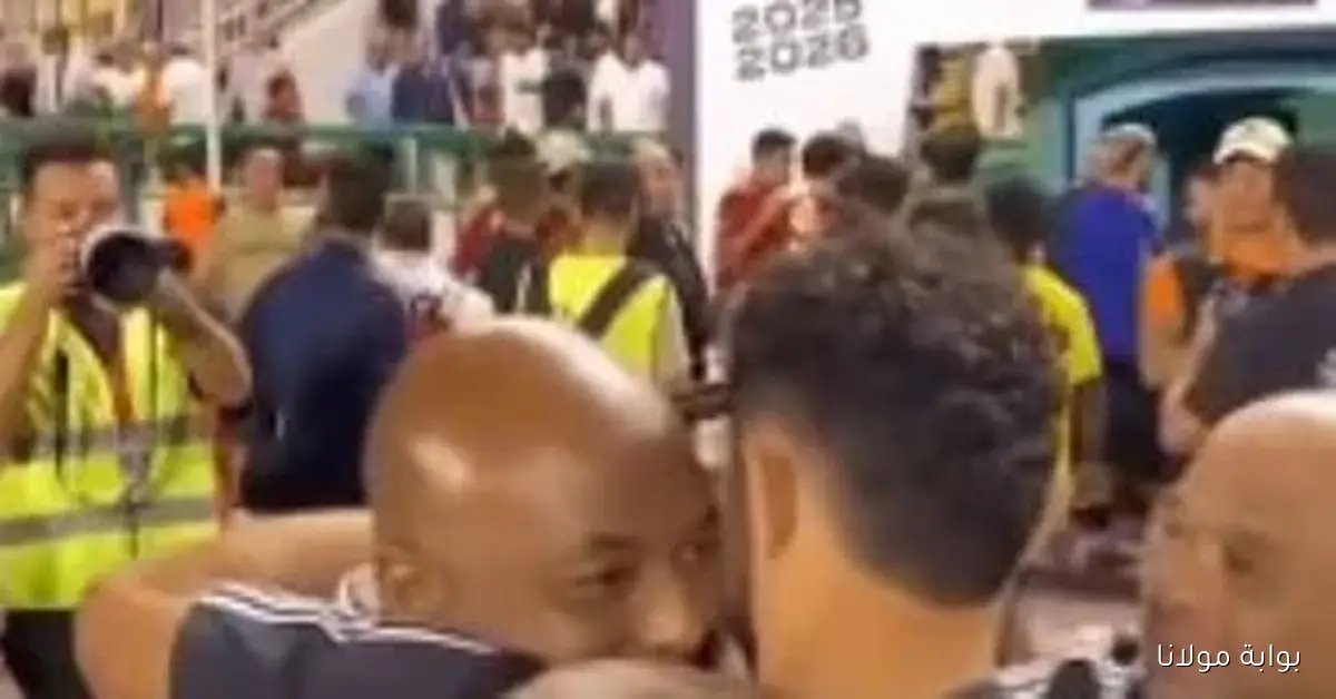 وليد صلاح الدين يأخذ ياسر إبراهيم للاعتذار لمسؤول تسليم جائزة المباراة في لحظة إنسانية مؤثرة فيديو