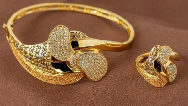 عيار 21 نزل 400 جنيه من أعلى سعر.. تراجع جديد يضرب الذهب اليوم الخميس 