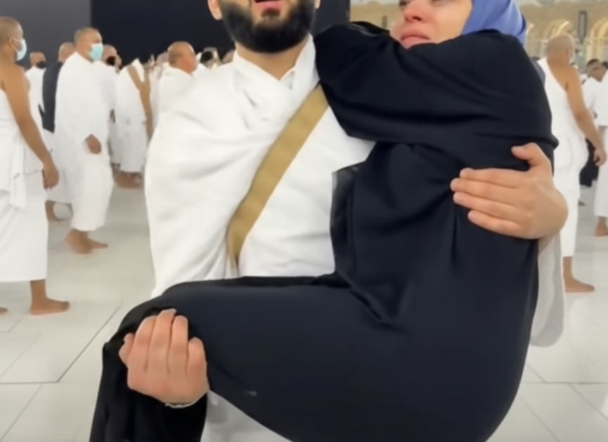 الفيديو الذي أبكى العالم.. حقيقة فيديو يحمل زوجته في الحرم ويدعوا لها بالشفاء؟
