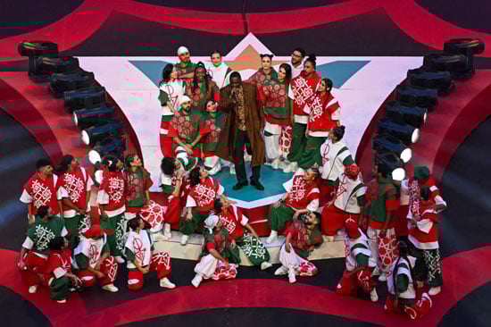 الممثل البريطاني إدريس إلبا يؤدي عرضا خلال حفل ختام نهائي كأس الأمم الأفريقية