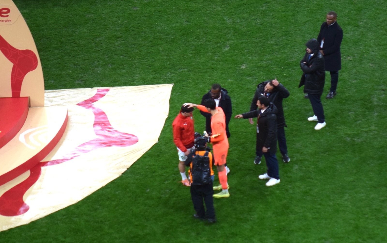 ياسين بونو يواسي براهيم دياز أثناء مراسم التتويج بعد إهداره ركلة جزاء للمغرب أمام السنغال في نهائي كأس إفريقيا -  18 يناير 2026